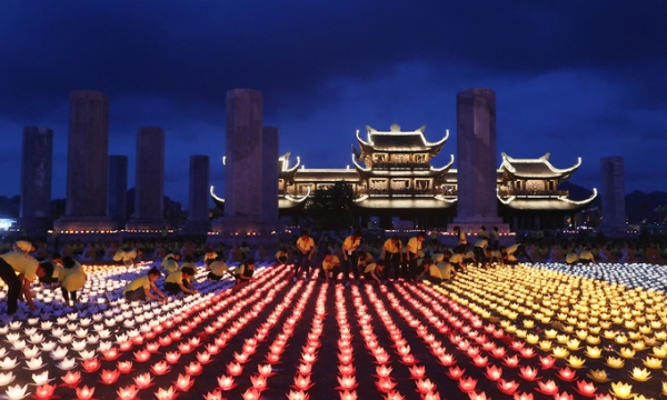 Hàng nghìn Phật tử dự lễ hoa đăng tại chùa Tam Chúc