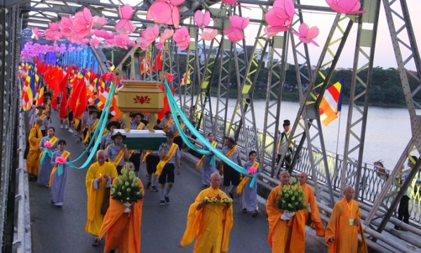 Hàng nghìn người rước Phật trên đường phố ở Huế