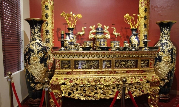 Độc đáo bộ gốm men cổ dát vàng được xác lập kỷ lục Việt Nam