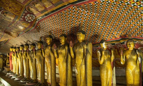 Hang động khổng lồ chứa hàng chục bức tượng Phật dát vàng