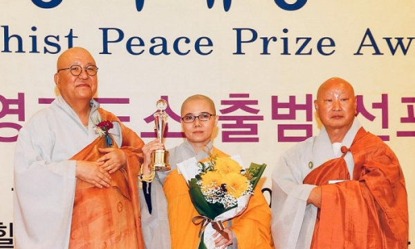 Chủ tịch Hội Phật tử Việt Nam tại Hàn Quốc nhận giải thưởng hòa bình Phật giáo thế giới
