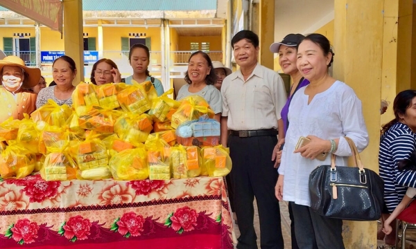 Trao quà 100 suất quà cho người mù và trẻ khuyết tật huyện Quảng Điền