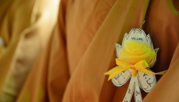 Tại sao các vị tu sĩ lại cài bông hồng vàng trong ngày lễ Vu Lan?