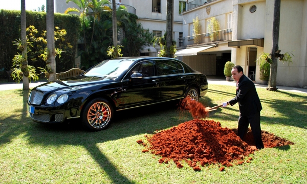 Thông điệp ý nghĩa từ câu chuyện tỷ phú Brazil chôn Bentley triệu đô
