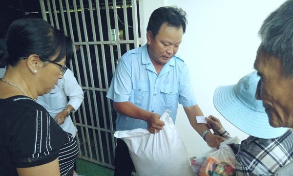 Trao quà cho 200 người nghèo già yếu dịp Vu lan tại Đồng Tháp