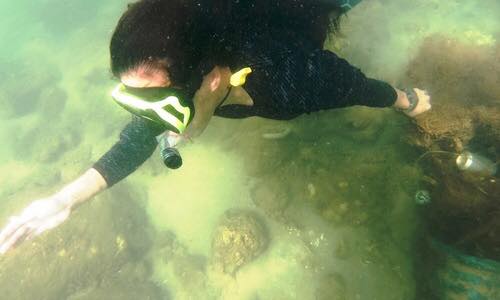 Hành động đẹp của những tình nguyện viên lặn vớt rác dưới biển Đà Nẵng