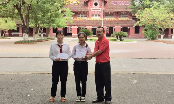 Phatgiao.org.vn tiếp tục tặng quà hai nữ sinh hiếu học