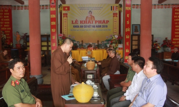 Tăng Ni trường hạ chùa Thánh Long, Thái Bình nghe phổ biến về tôn giáo