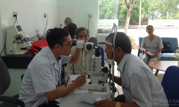 Khám, tư vấn và cấp thuốc miễn phí các bệnh lý về mắt tại TT Huế