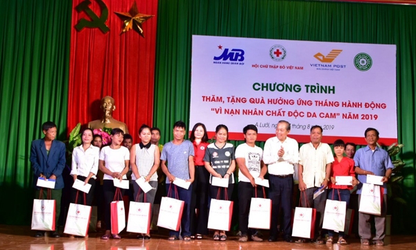 Phó Thủ tướng Thường trực Chính phủ Trương Hòa Bình tặng 100 suất quà cho nạn nhân chất độc da cam