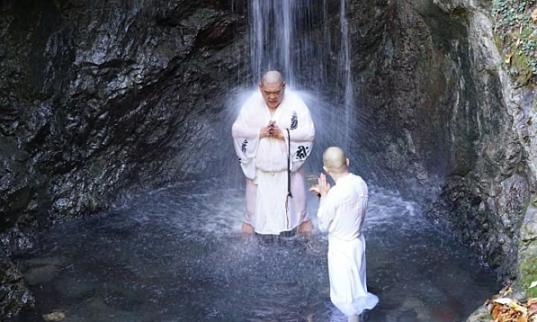Takigyo: Thiền định dưới thác nước