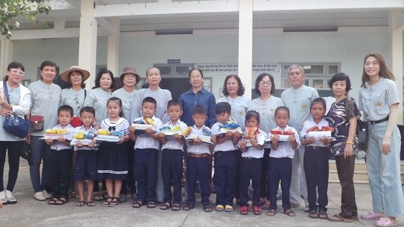 Ban từ thiện Phật giáo Ninh Hòa tặng quà cho các em học sinh có hoàn cảnh khó khăn
