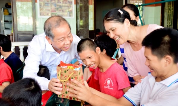 Chủ tịch UBND tỉnh TT Huế dành tình cảm cho trẻ em khuyết tật trong dịp Tết Trung thu
