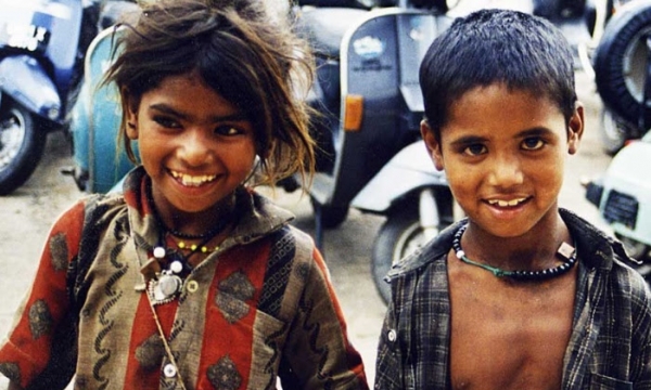 Vị thương gia Ấn Độ dùng tình thương đối xử với người nghèo