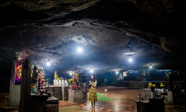 Ngôi chùa 400 tuổi nằm trong hang núi lửa