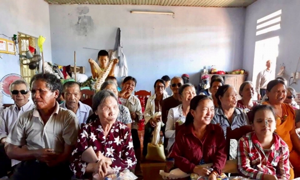 Trao 70 suất quà cho người mù thị xã Hương Trà, TT Huế 
