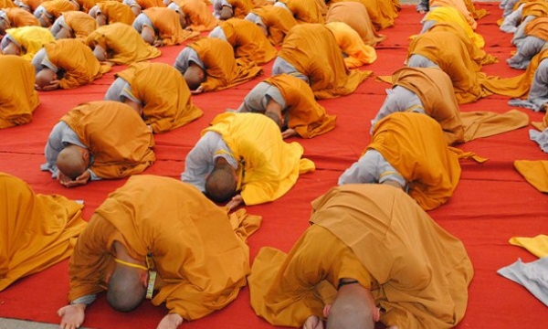 Lạy Phật theo cách 'ngũ thể đầu địa' là thể hiện lòng tôn kính nhất
