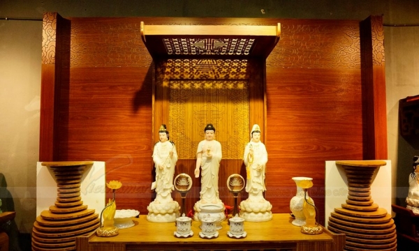 Các trang thiết bàn thờ Phật và lễ Phật