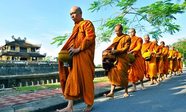 Khất thực - Một phép tu truyền thống của đạo Phật