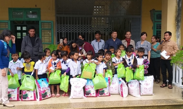 Trao 67 suất quà, học bổng cho học sinh nghèo trường TH Hương Hữu tại TT Huế