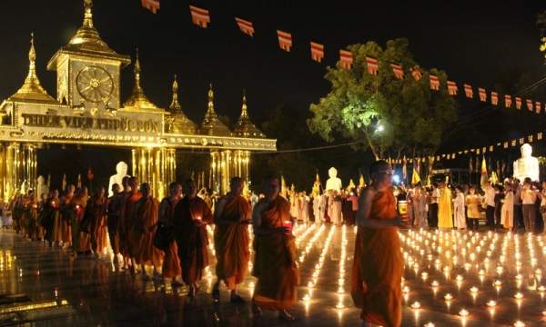 Lung linh lễ cúng đèn rằm tháng 10 tại thiền viện Phước Sơn 
