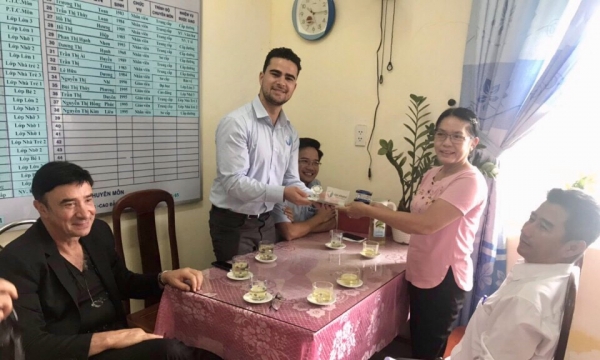Trao sữa miễn phí cho trẻ em mầm non có hoàn cảnh khó khăn ở xã Phong An, TT Huế