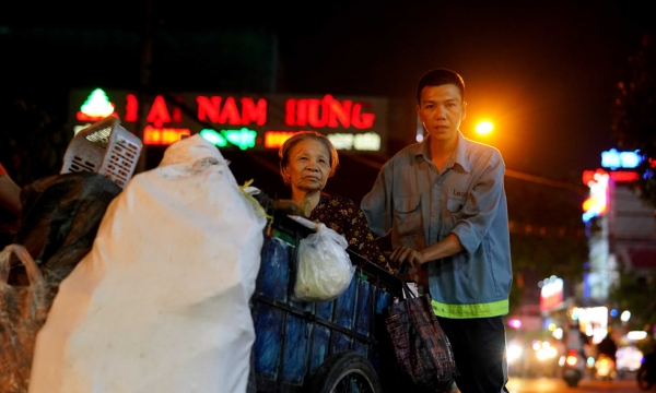 Chàng trai hiếu thảo đẩy mẹ già gần 80 tuổi đi nhặt ve chai khắp Sài Gòn