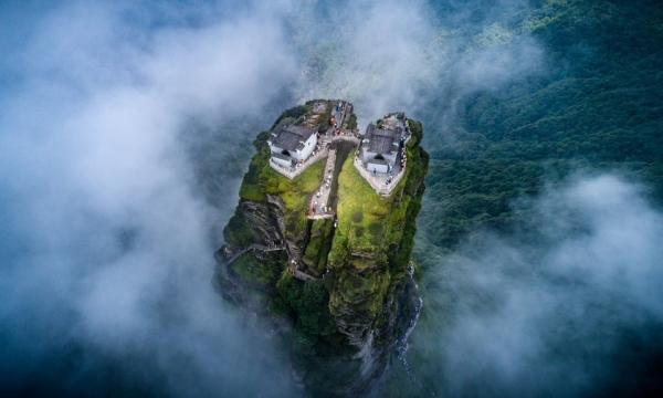 2 ngôi chùa cổ vờn mây trên đỉnh núi tiên