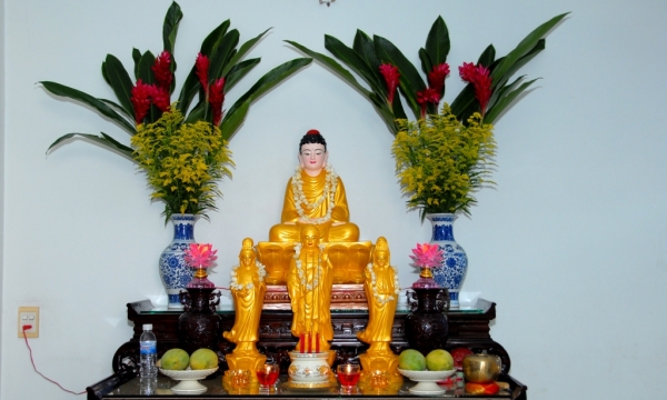 Nên trang trí bàn thờ như thế nào? Phật tử có nên thờ thần tài, Đức Quan Thánh không?