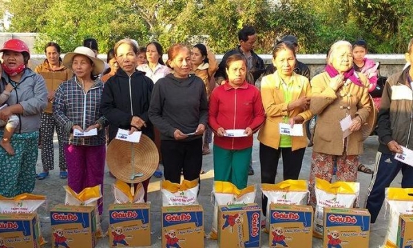 Đoàn thiện nguyện TP Huế: Trao quà 50 suất quà cho các cụ già neo đơn ở xã Hương Phong