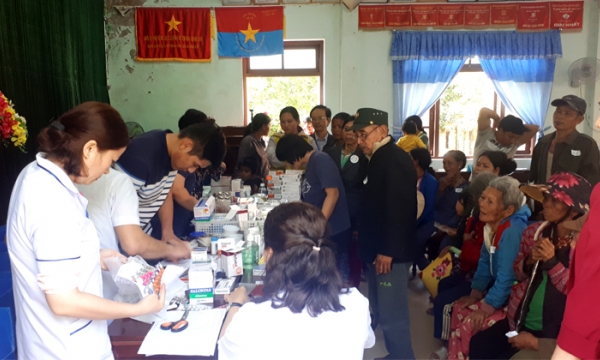 Khám, cấp phát thuốc, tặng quà cho người nghèo trị giá gần 60 triệu đồng tại TT Huế 