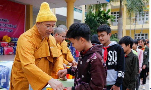 Tết sẻ chia – Chùa Ba Vàng trao quà Tết cho 200 học sinh nghèo tỉnh Quảng Ninh