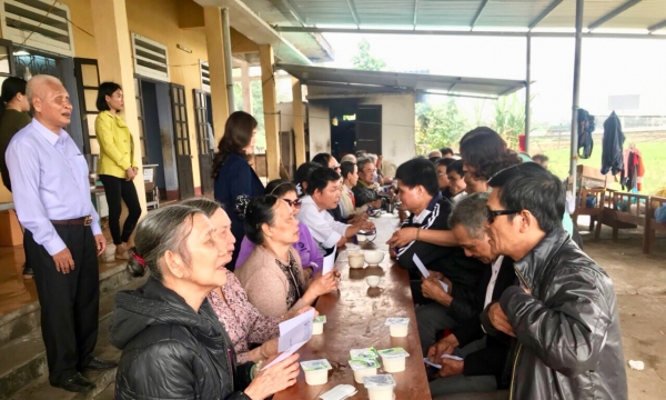 Nhiều đoàn từ thiện trao quà cho người mù nghèo ở Hương Trà