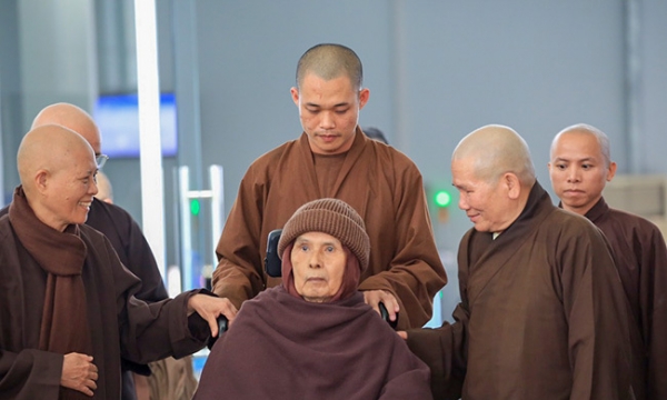 Thiền sư Thích Nhất Hạnh trở lại Huế tịnh dưỡng