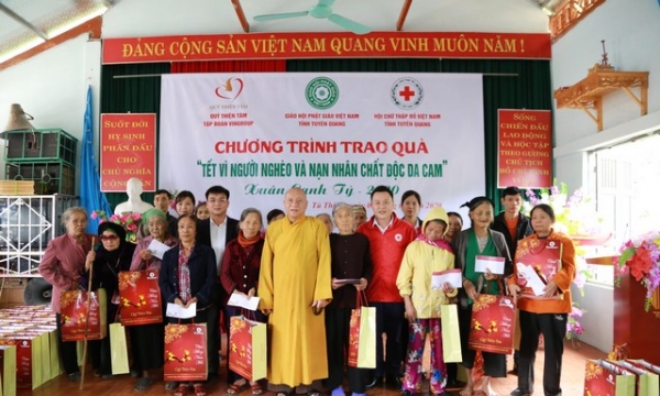 GHPGVN tỉnh Tuyên Quang và Quỹ Thiện Tâm tặng quà cho bà con dân tộc vùng cao
