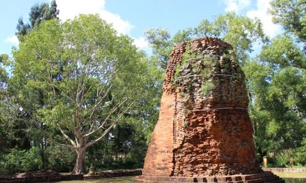 Ba ngôi mộ đất ở Tháp cổ Vĩnh Hưng đã có bia