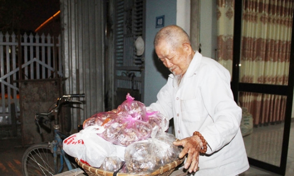 Cụ ông 90 tuổi theo đạo Phật, bán đậu phộng dạo để làm từ thiện