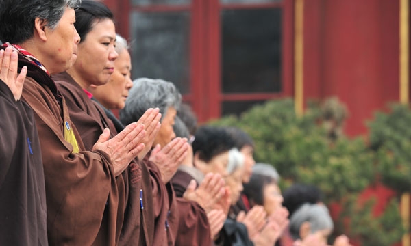 Tin Phật giáo có phải xuất gia hay không?