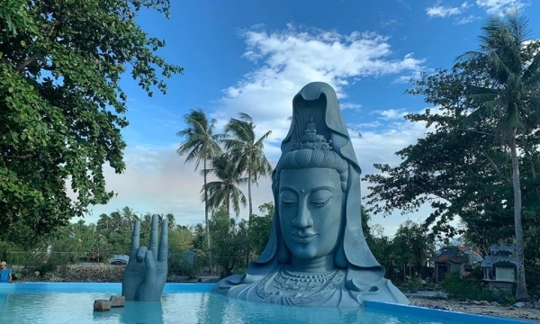 Tượng Phật Quan Âm ẩn mình dưới nước ở Phú Yên