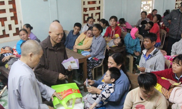 Tặng quà và hướng dẫn bảo vệ sức khỏe tại Tiền Giang, TT-Huế