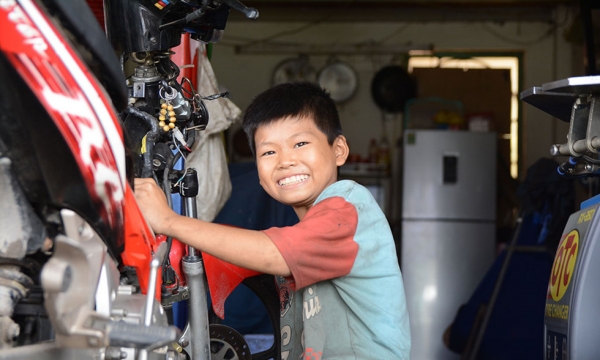 ‘Thợ sửa xe’ 12 tuổi và ước mơ dành tiền đến trường