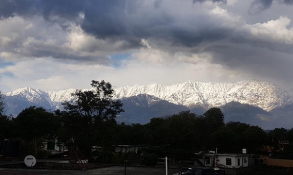 Lần đầu sau 30 năm, người Ấn Độ nhìn thấy dãy Himalaya từ miền bắc