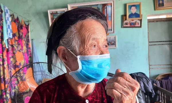 Mẹ Việt Nam anh hùng 94 tuổi ủng hộ tiền phòng chống dịch Covid-19