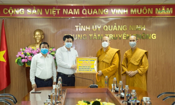 Chùa Ba Vàng hỗ trợ vật tư y tế cho Trung tâm Truyền thông Quảng Ninh