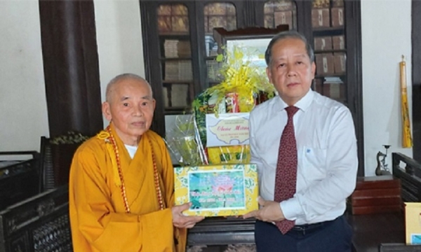 Chủ tịch tỉnh Thừa Thiên Huế thăm, chúc mừng Đại lễ Phật đản