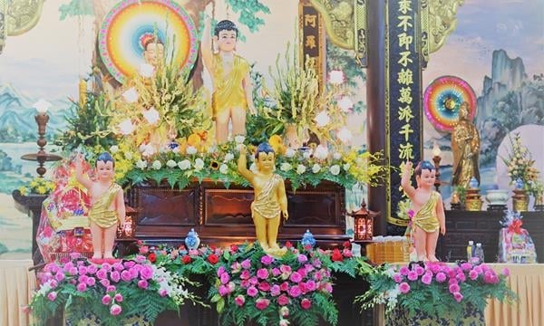 Chùa Phổ Quang trang nghiêm cử hành nghi thức tắm Phật