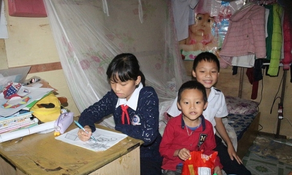 Xót xa 3 đứa trẻ bán rau vỉa hè ở Đà Lạt