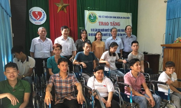 Trao 18 xe lăn cho người khuyết tật khó khăn đi lại tại TT Huế