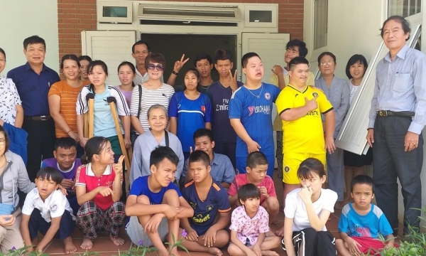 Trao quà cho trẻ khuyết tật ở huyện miền núi Nam Đông, TT Huế