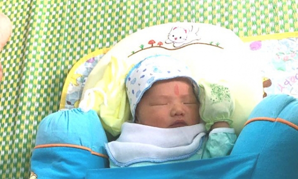 Bé trai sơ sinh bị bỏ rơi tại chùa Trông